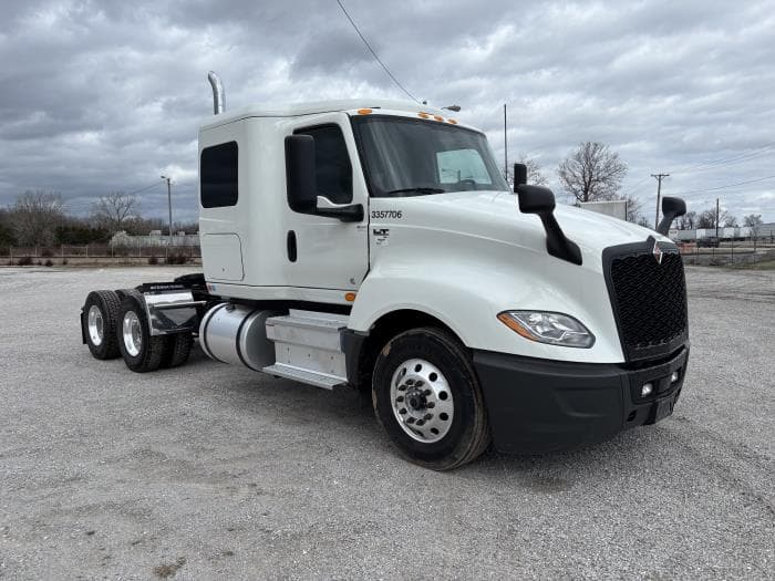 2025 International LT — photo 2