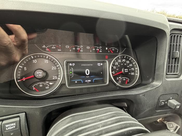 2025 International LT — photo 6