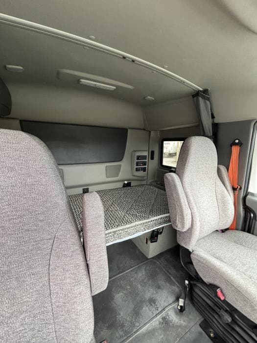 2025 International LT — photo 11