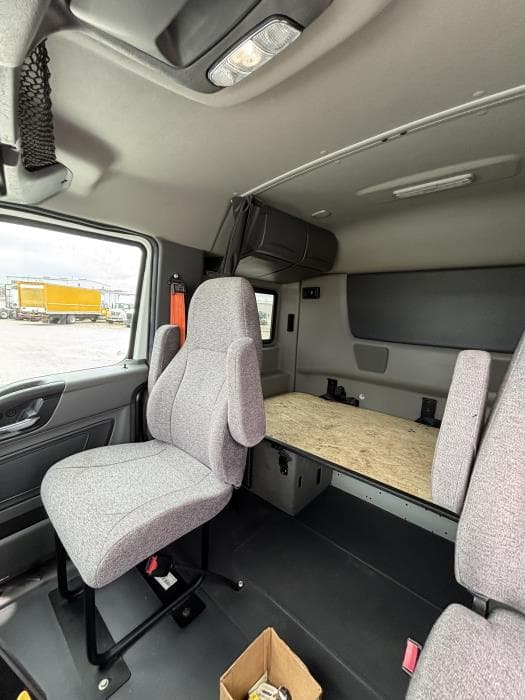 2025 International LT — photo 7