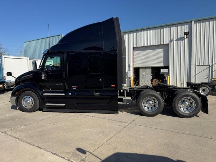 2027 Peterbilt 579 — photo 9