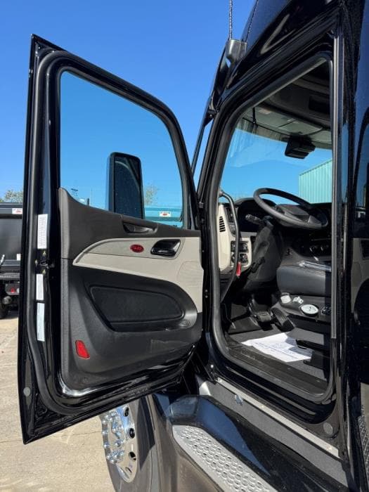 2027 Peterbilt 579 — photo 20