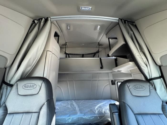 2027 Peterbilt 579 — photo 22