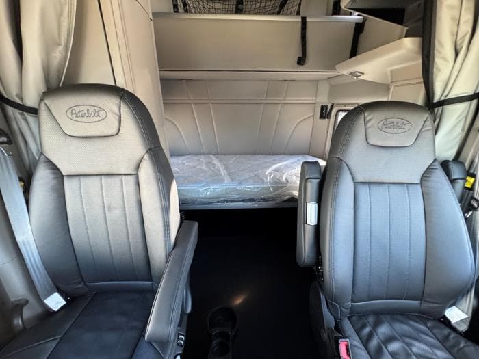 2027 Peterbilt 579 — photo 23