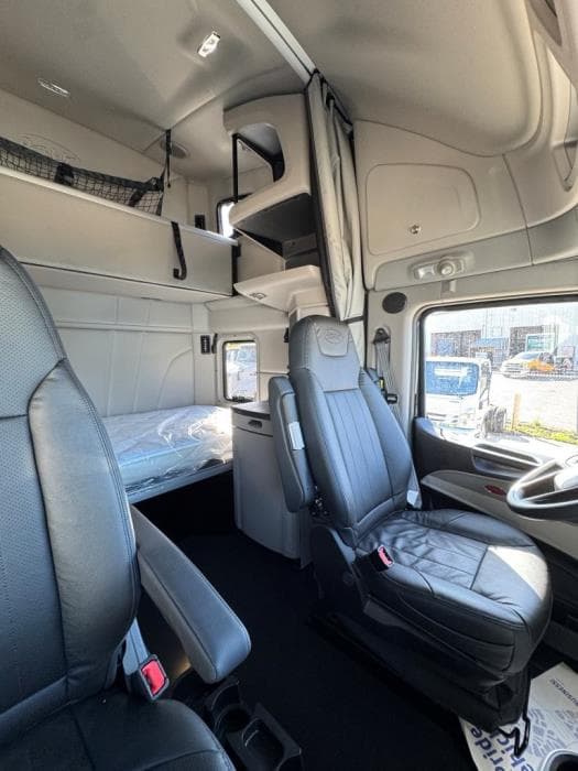 2027 Peterbilt 579 — photo 24