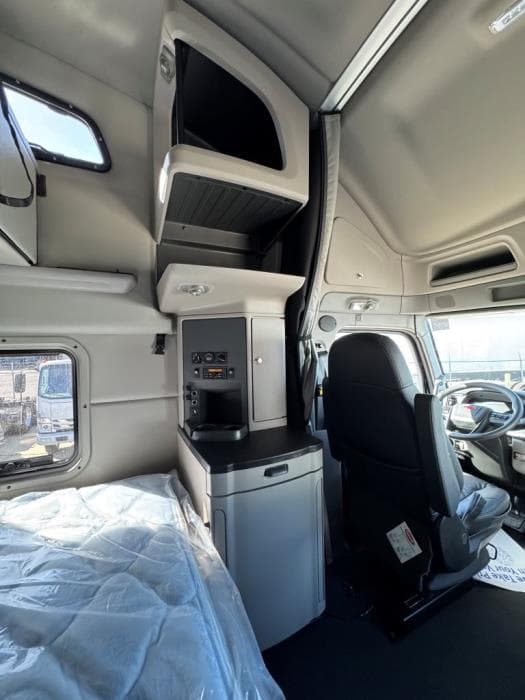 2027 Peterbilt 579 — photo 27