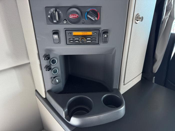 2027 Peterbilt 579 — photo 28