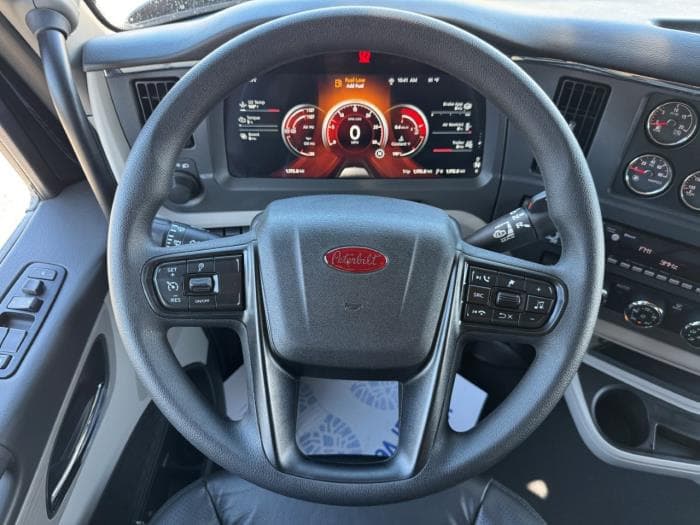 2027 Peterbilt 579 — photo 31