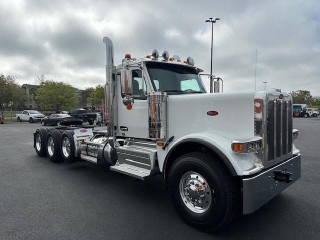 2027 Peterbilt 589 — photo 8