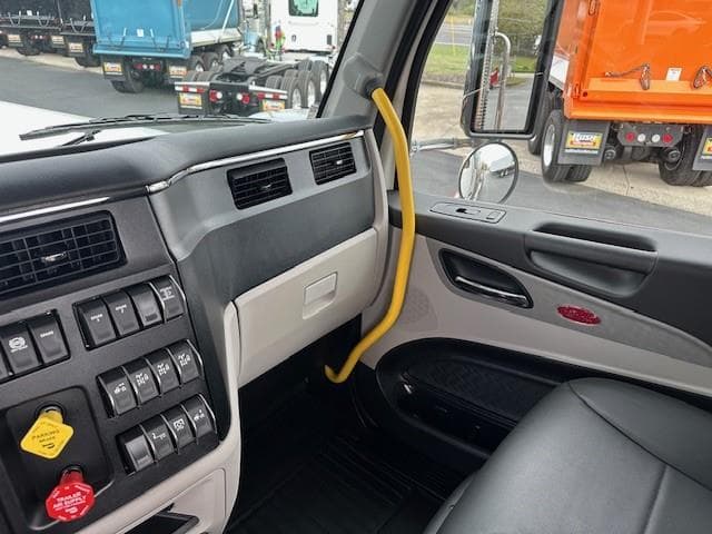 2027 Peterbilt 589 — photo 16