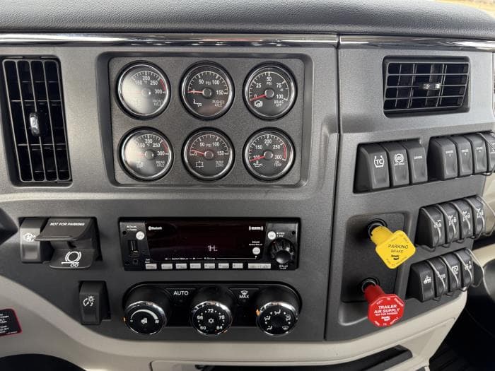 2027 Peterbilt 567 — photo 10