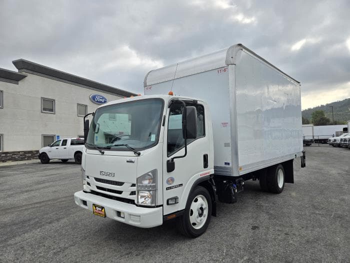 2022 Isuzu NPR — photo 2