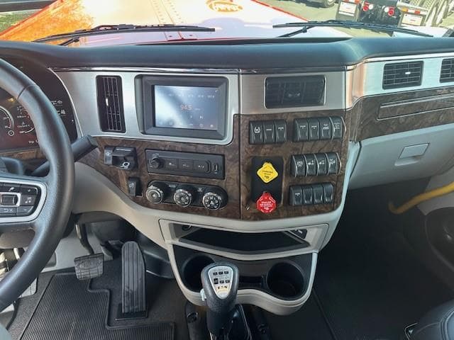 2027 Peterbilt 589 — photo 15