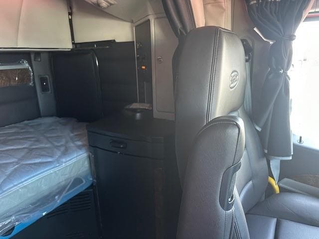 2027 Peterbilt 589 — photo 21