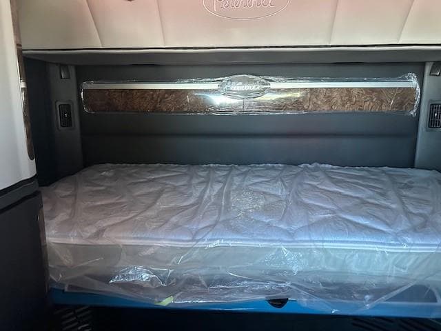 2027 Peterbilt 589 — photo 27