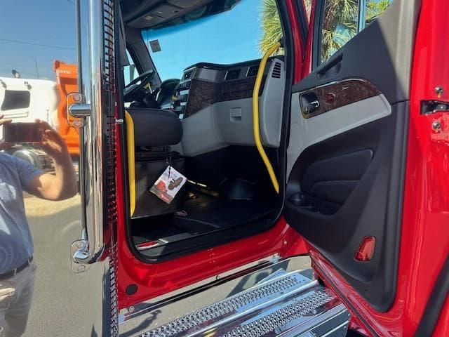 2027 Peterbilt 589 — photo 33