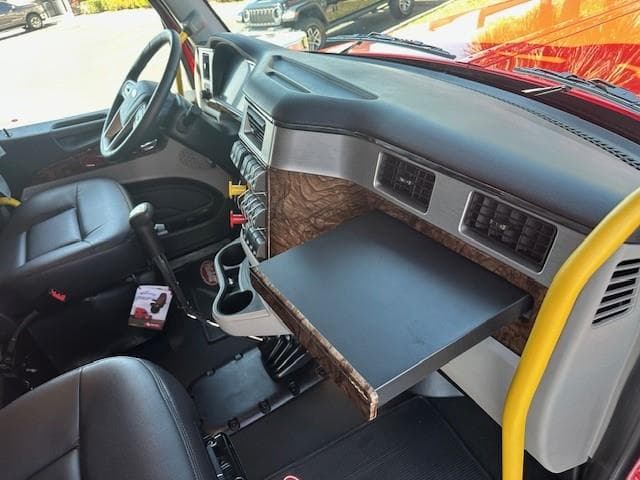 2027 Peterbilt 589 — photo 36