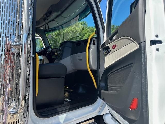 2027 Peterbilt 567 — photo 17