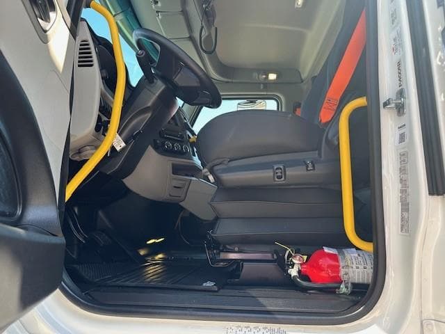 2027 Peterbilt 567 — photo 11