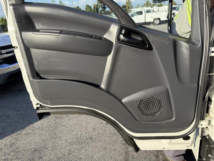 2025 Isuzu NRR — photo 13