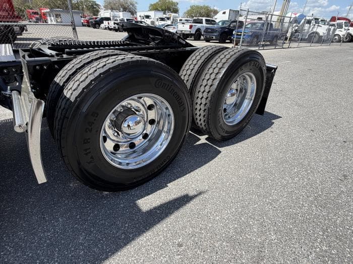 2027 Peterbilt 589 — photo 8