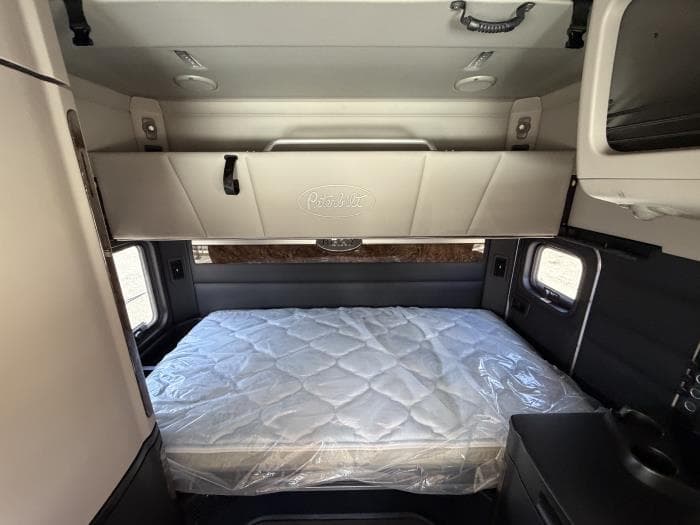 2027 Peterbilt 589 — photo 32