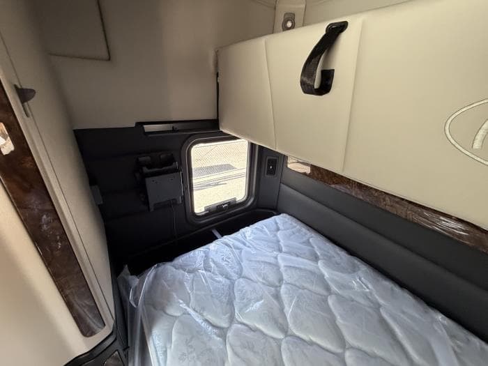 2027 Peterbilt 589 — photo 33