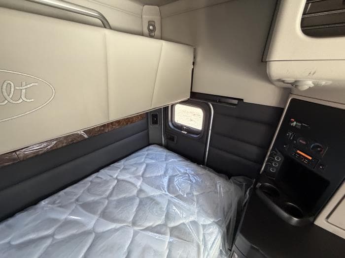 2027 Peterbilt 589 — photo 34