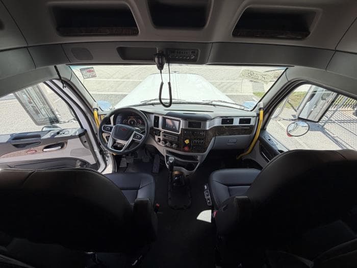 2027 Peterbilt 589 — photo 35