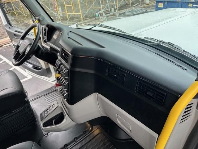 2027 Peterbilt 589 — photo 21
