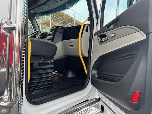 2027 Peterbilt 589 — photo 22