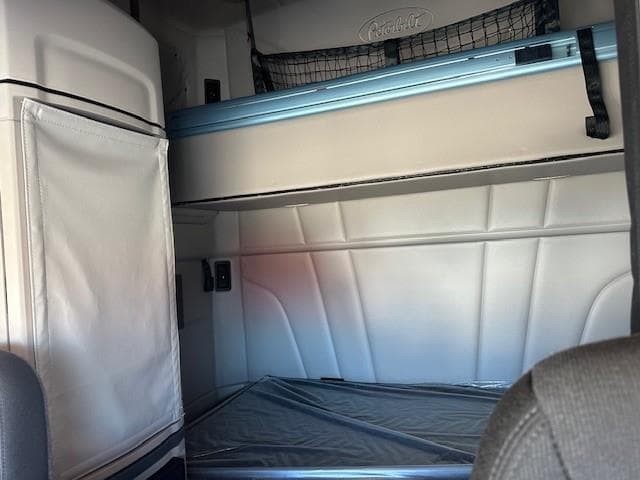 2025 Peterbilt 579 — photo 6