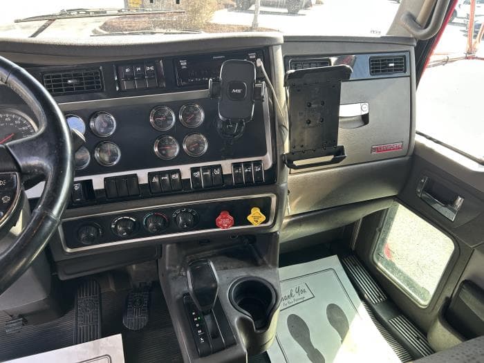 2019 Kenworth T800 — photo 15