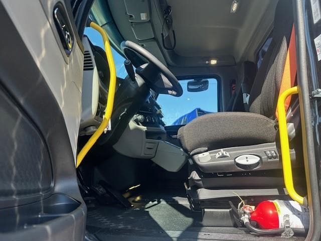 2027 Peterbilt 567 — photo 9