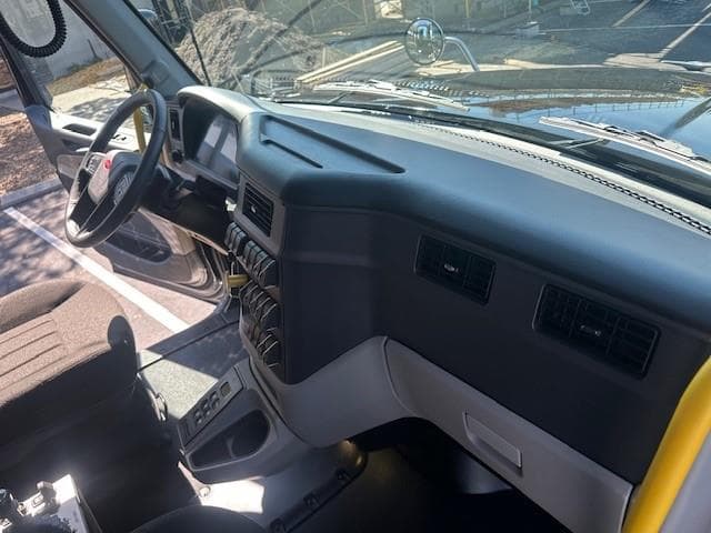 2027 Peterbilt 567 — photo 19