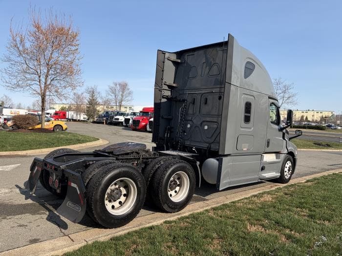 2020 Freightliner Cascadia — photo 6