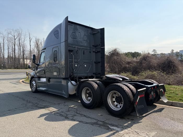 2020 Freightliner Cascadia — photo 8