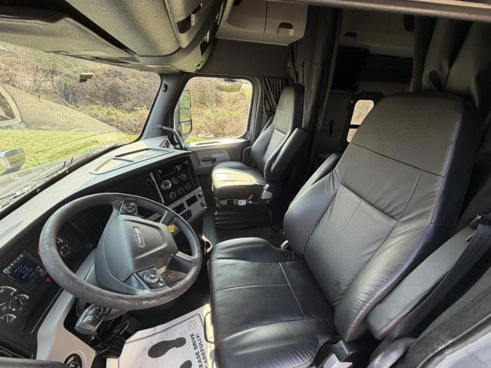 2020 Freightliner Cascadia — photo 14