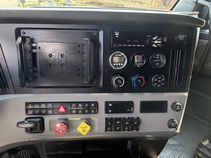 2020 Freightliner Cascadia — photo 16