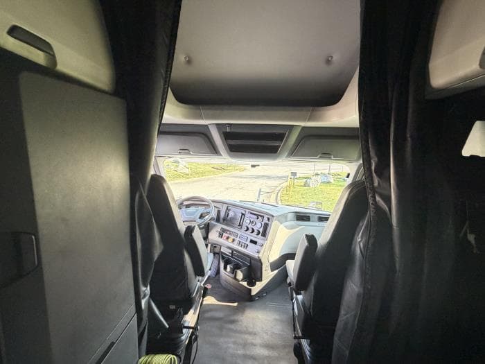 2020 Freightliner Cascadia — photo 19