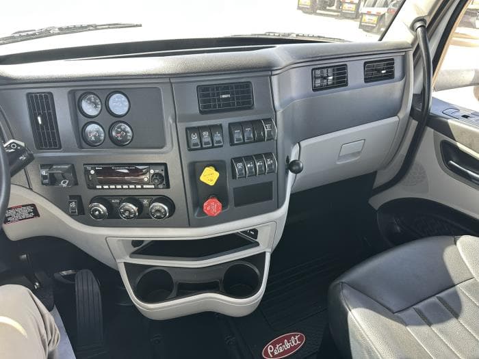 2023 Peterbilt 567 — photo 7