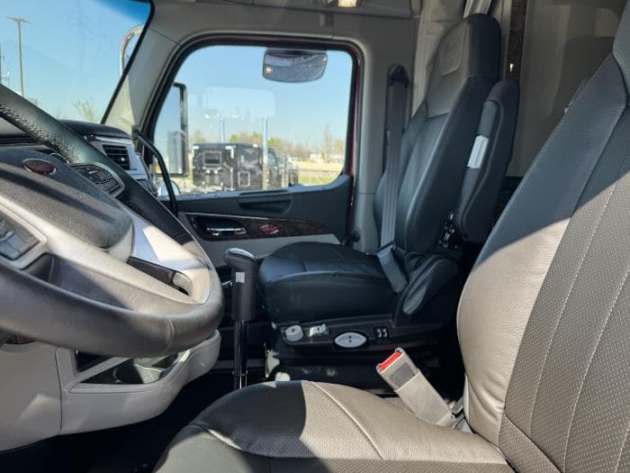 2027 Peterbilt 589 — photo 15