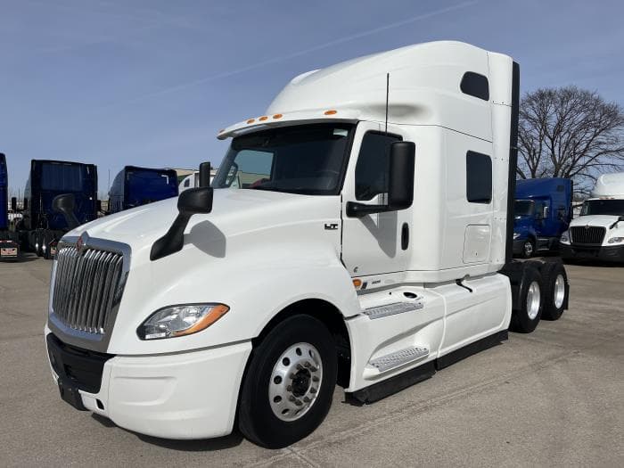 2023 International LT — photo 2