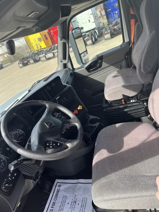 2023 International LT — photo 12