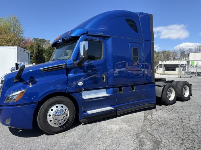 2023 Freightliner Cascadia — photo 2