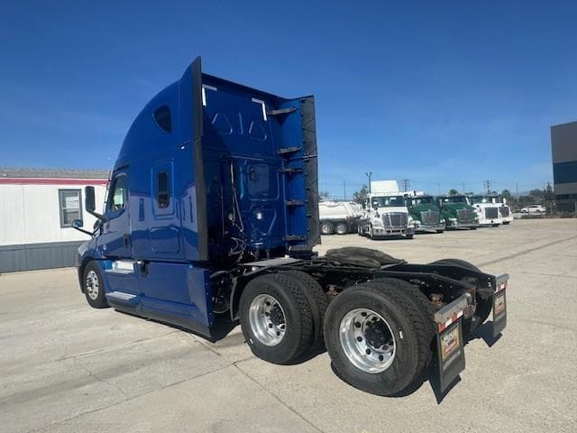 2022 Freightliner Cascadia — photo 8