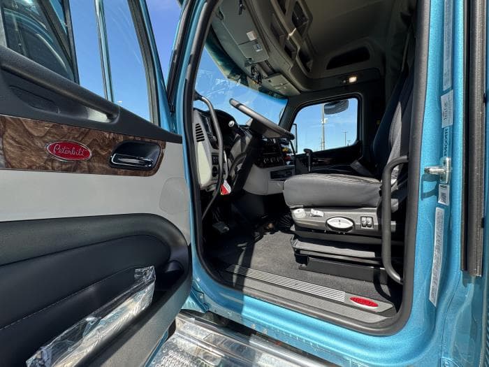2027 Peterbilt 589 — photo 13
