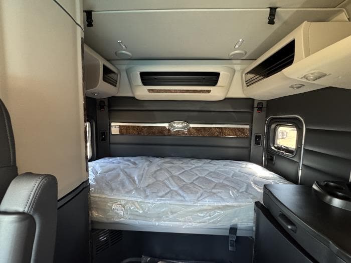 2027 Peterbilt 589 — photo 15