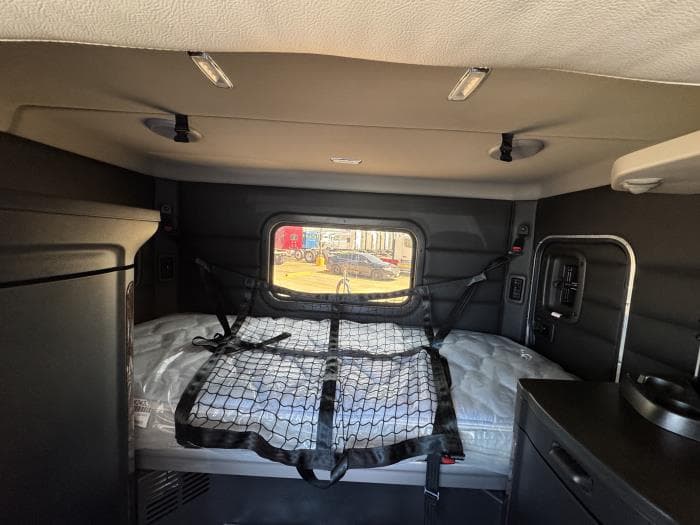 2027 Peterbilt 589 — photo 13