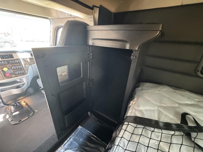 2027 Peterbilt 589 — photo 15